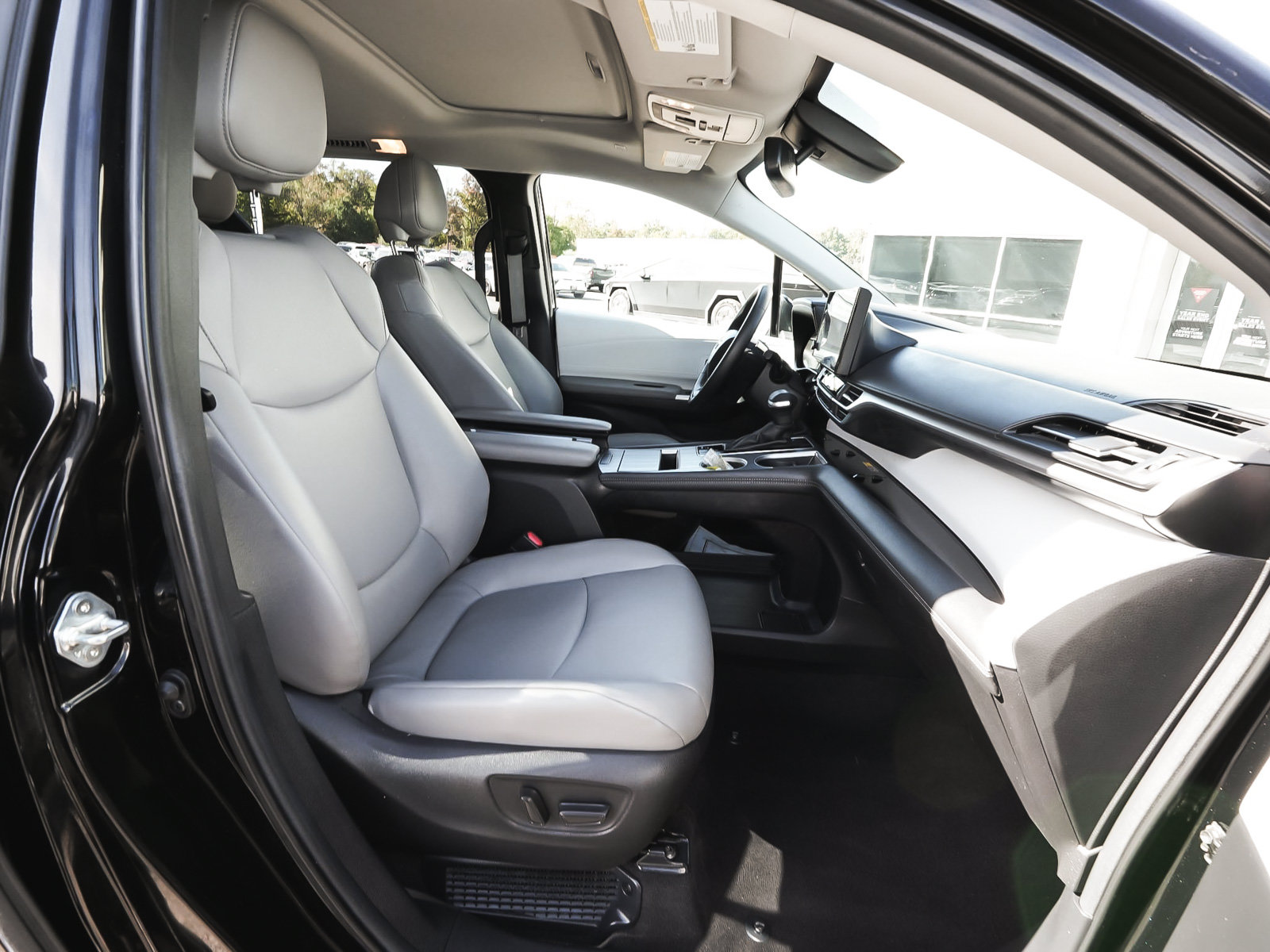 Used 2025 Toyota Sienna XLE FWD image 40