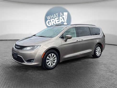 Used 2017 Chrysler Pacifica Touring-L FWD image 8