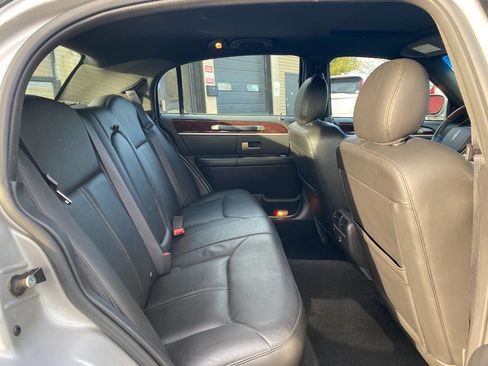 Used 2008 Lincoln Town Car Signature Limited image 24