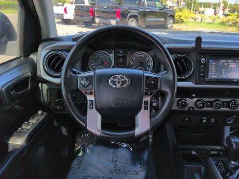 Used 2018 Toyota Tacoma SR5 AWD/4WD image 15