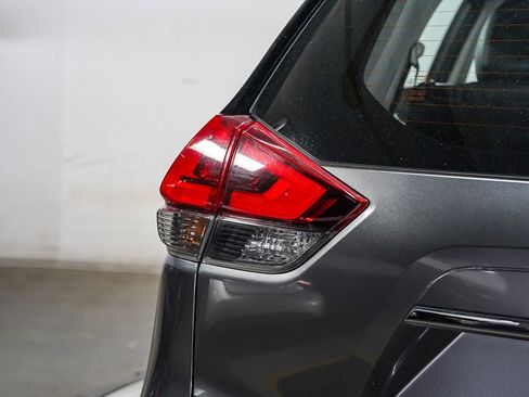 Used 2018 Nissan Rogue S FWD image 11