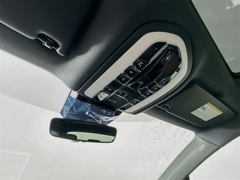 Certified 2025 Porsche Macan image 14