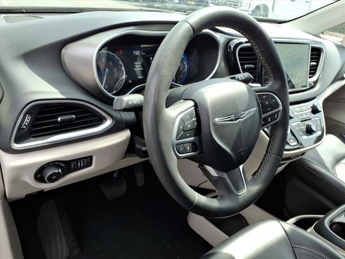 Used 2023 Chrysler Pacifica Touring-L image 9