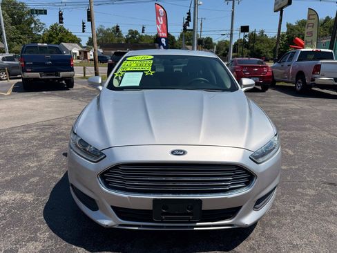 Used 2016 Ford Fusion SE FWD image 2
