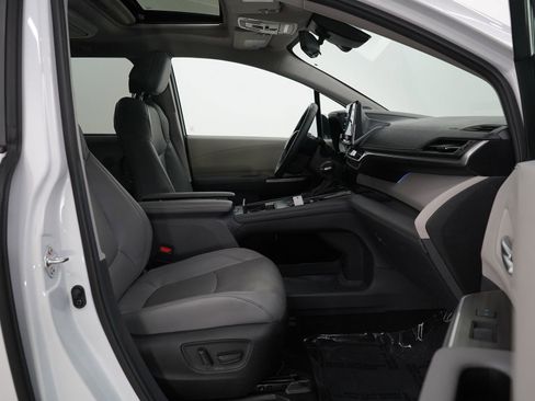 Used 2024 Toyota Sienna Limited image 9