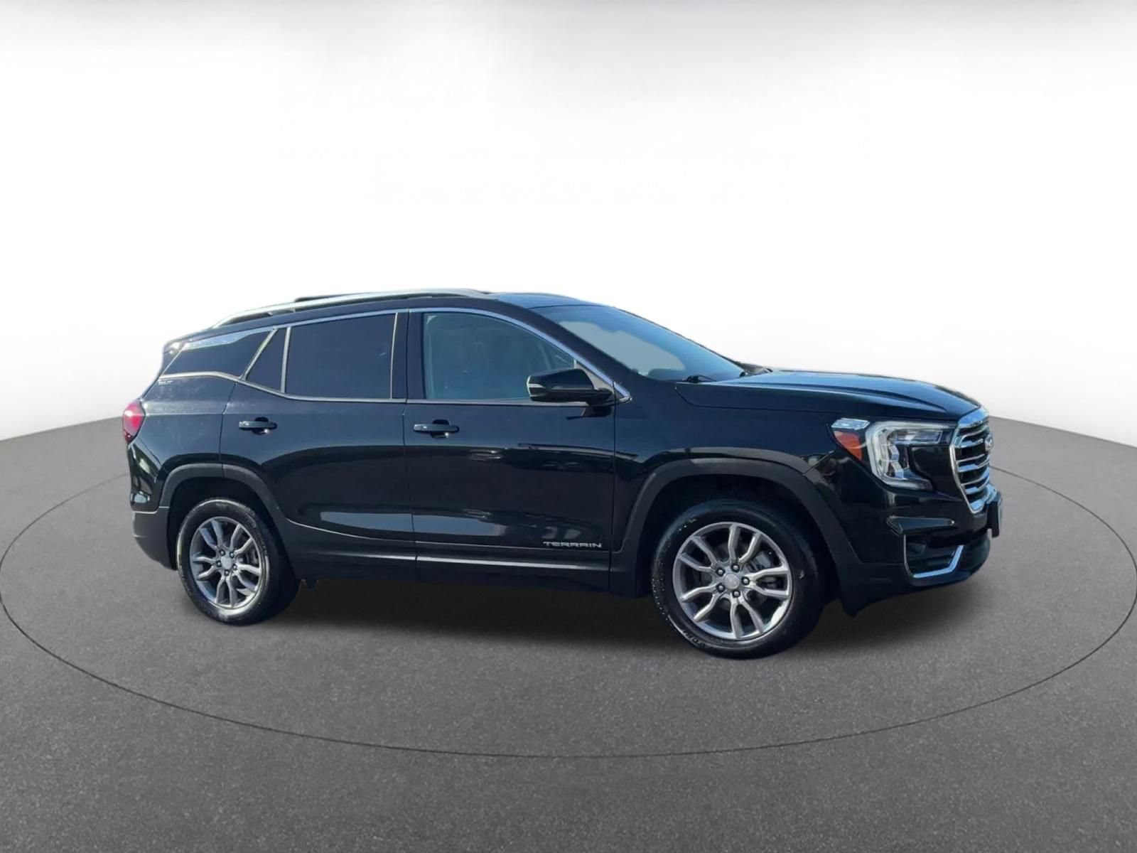 Used 2024 GMC Terrain SLT AWD/4WD image 2