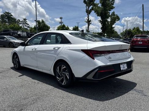 Used 2025 Hyundai Elantra Limited FWD image 5