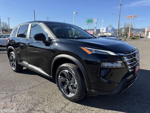 Used 2024 Nissan Rogue SV image 1