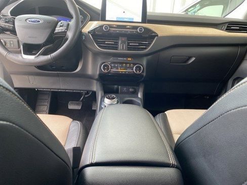 Certified 2022 Ford Escape Titanium w/ Titanium Elite Package image 32