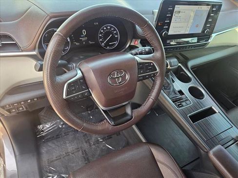 Used 2022 Toyota Sienna Platinum image 10