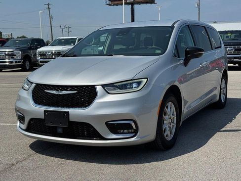 Used 2024 Chrysler Pacifica Touring-L FWD image 8