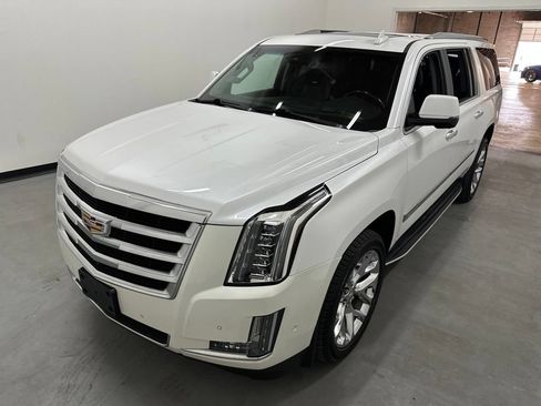 Used 2017 Cadillac Escalade ESV Luxury AWD/4WD image 23
