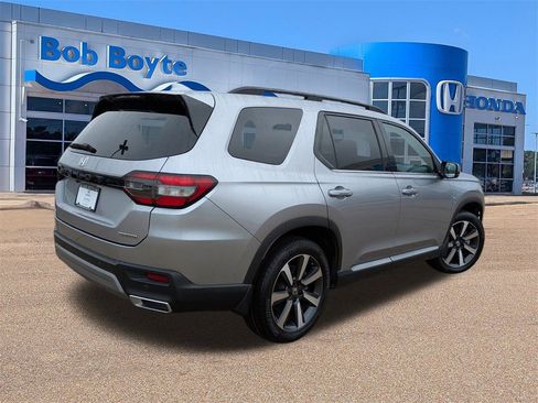 Certified 2024 Honda Pilot Touring image 5
