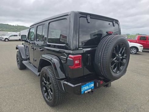 Used 2021 Jeep Wrangler Unlimited Sahara AWD/4WD image 3