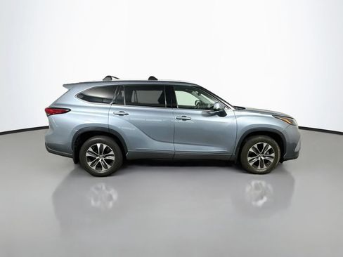 Used 2022 Toyota Highlander XLE AWD/4WD image 7