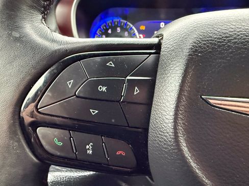 Used 2020 Chrysler Pacifica Touring-L FWD image 38