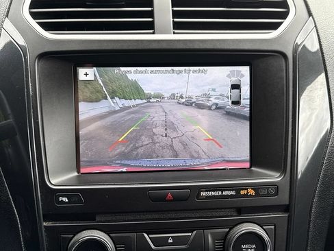 Used 2017 Ford Explorer XLT w/ Equipment Group 202A AWD/4WD image 27