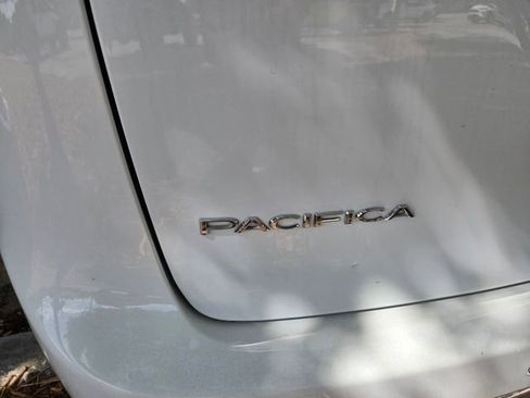 Certified 2023 Chrysler Pacifica Touring-L image 5