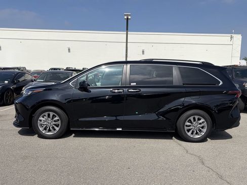 Used 2026 Toyota Sienna XLE FWD image 2