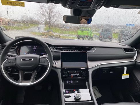 New 2025 Jeep Grand Cherokee Limited image 18