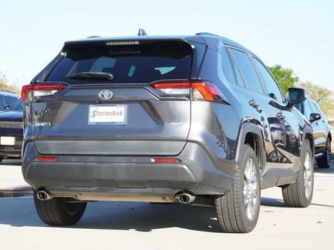 Used 2021 Toyota RAV4 XLE Premium image 9