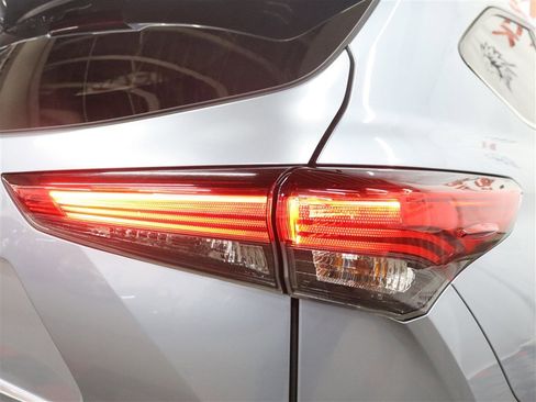 Used 2020 Toyota Highlander XLE AWD/4WD image 12