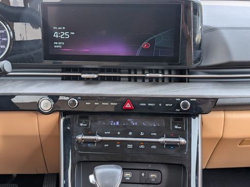 Used 2024 Kia Carnival EX FWD image 16