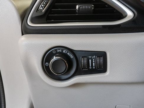Certified 2022 Chrysler Voyager LX FWD image 12