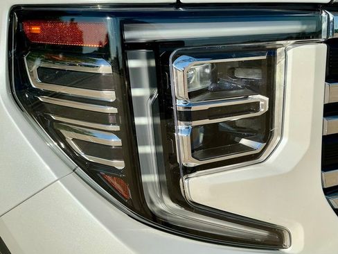 Used 2022 GMC Sierra 1500 SLT w/ SLT Convenience Package AWD/4WD image 8