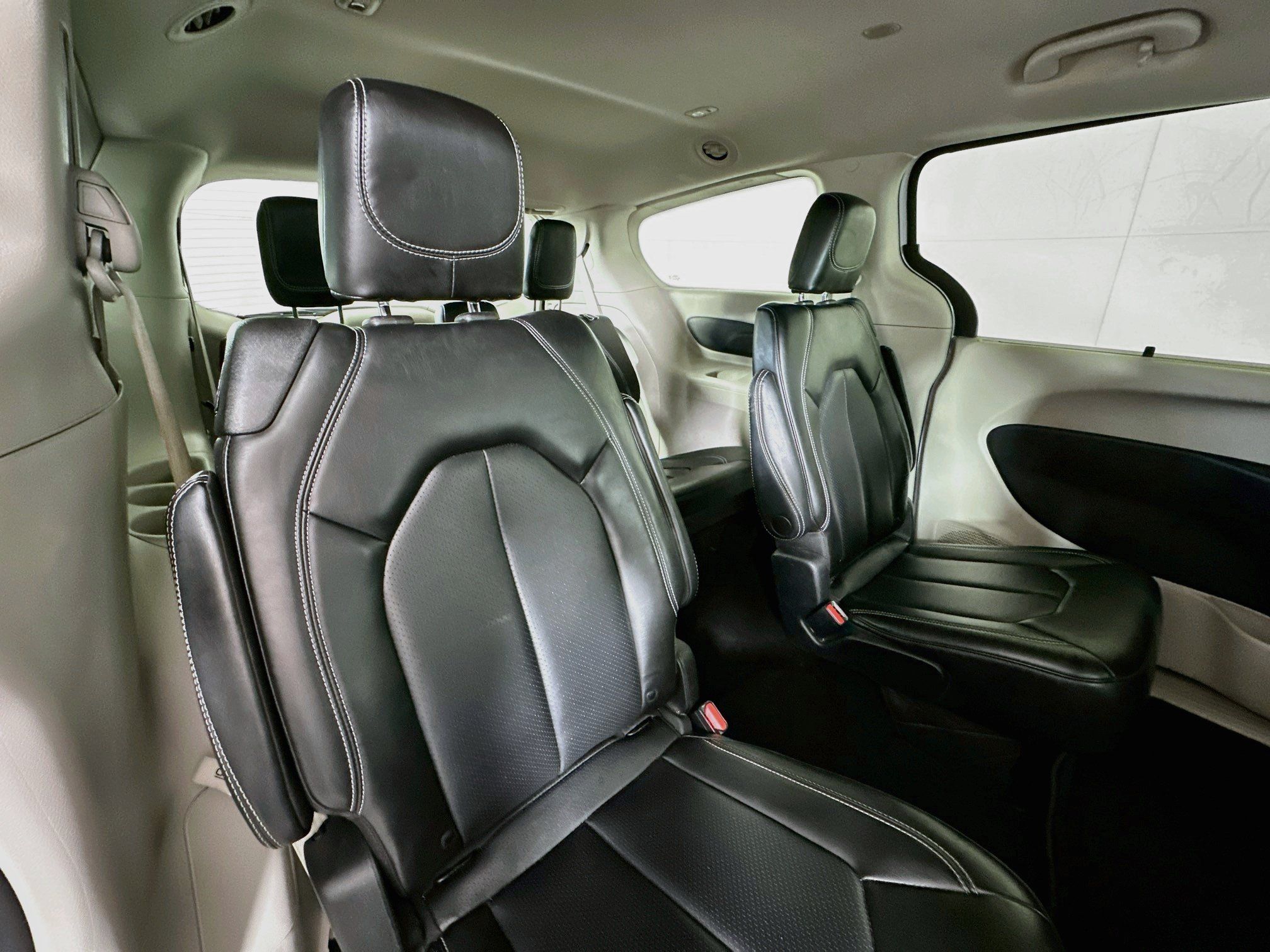 Used 2023 Chrysler Pacifica Touring-L FWD image 26