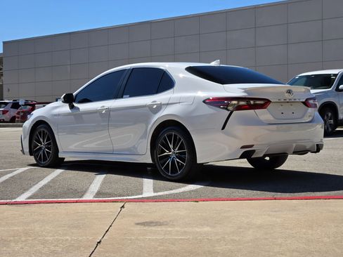 Used 2022 Toyota Camry SE FWD image 5