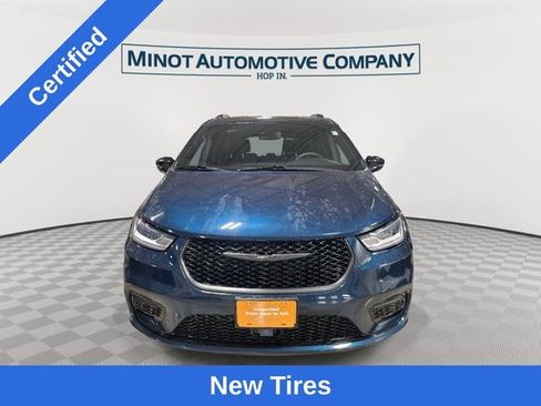 Used 2025 Chrysler Pacifica Limited FWD image 3