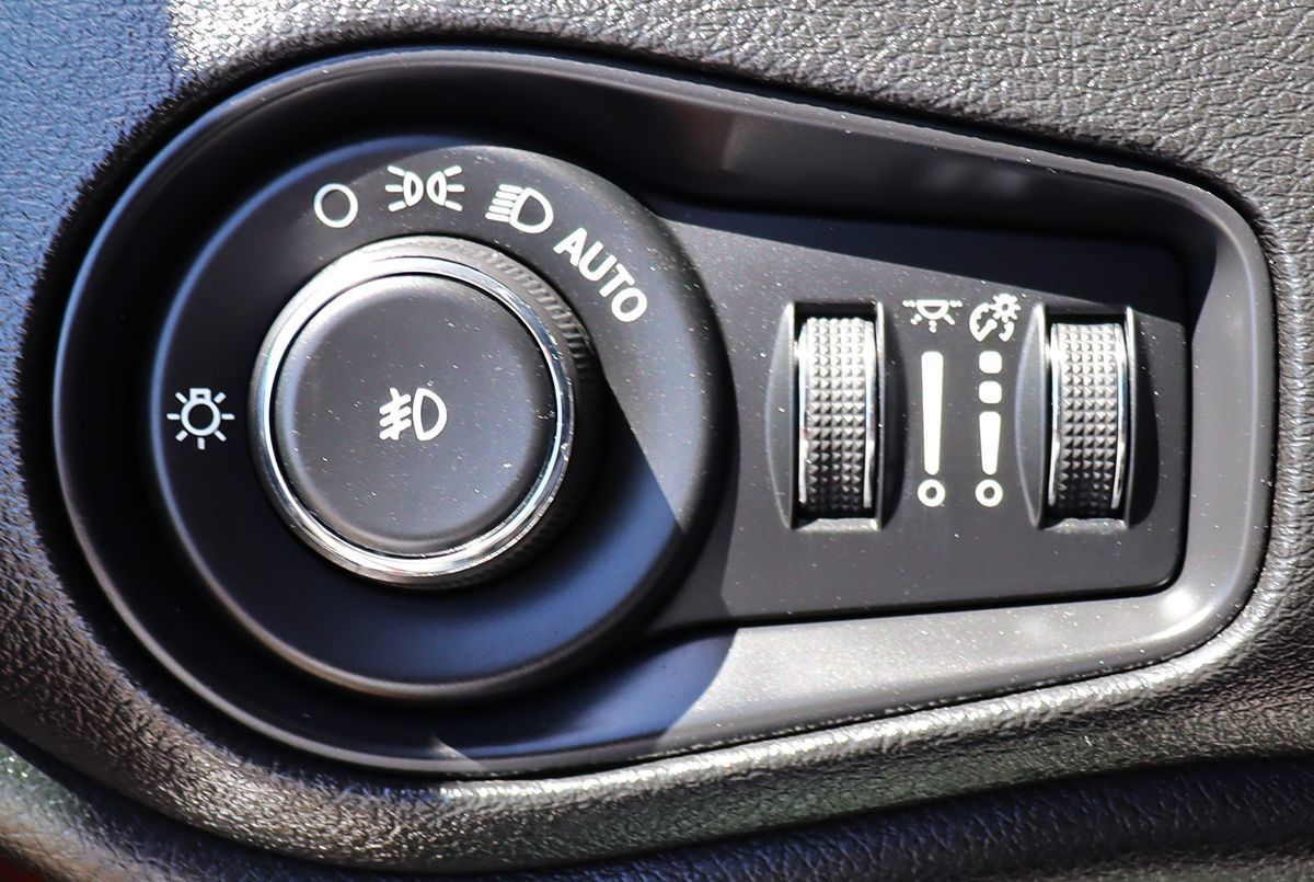 Used 2019 Jeep Renegade Latitude FWD image 41