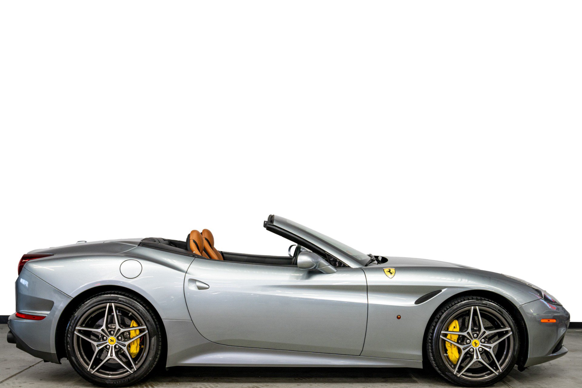 Used 2017 Ferrari California T RWD image 2