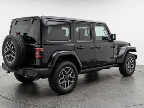 Used 2025 Jeep Wrangler Sahara image 9