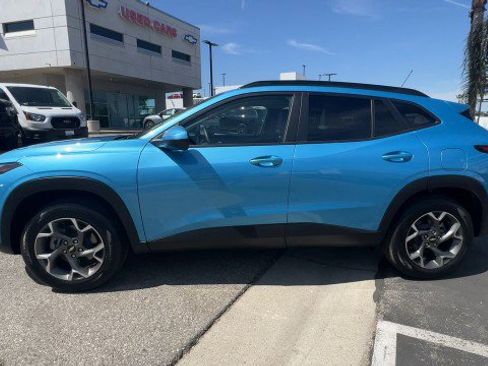 Used 2025 Chevrolet Trax LT w/ Driver Confidence Package FWD image 5
