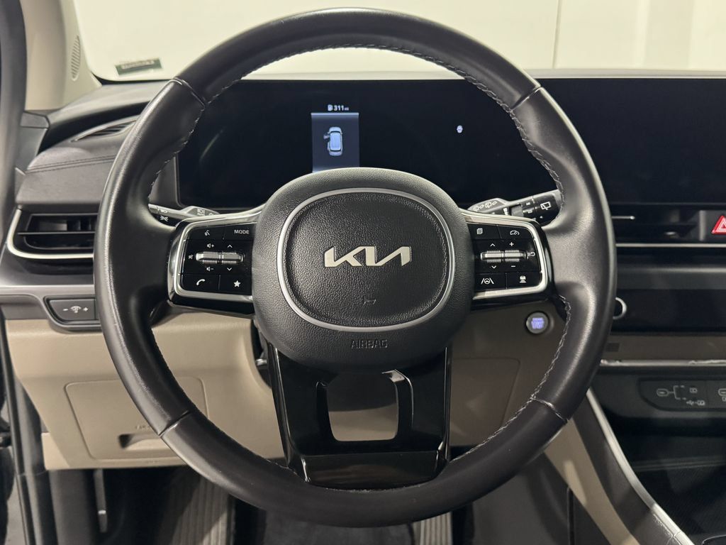 Used 2025 Kia Carnival FWD image 4