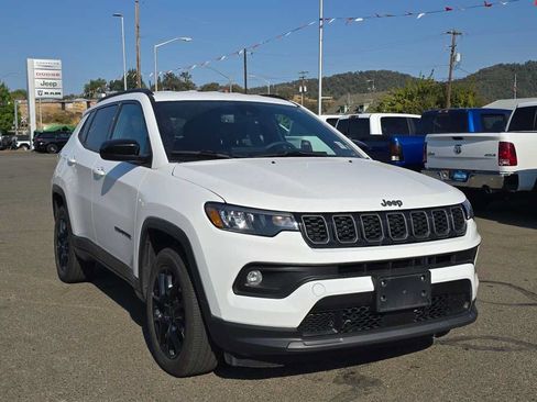 Used 2025 Jeep Compass Latitude w/ Convenience Group AWD/4WD image 18