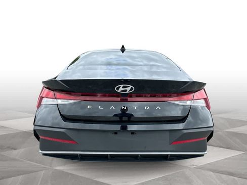 Used 2024 Hyundai Elantra SE FWD image 7