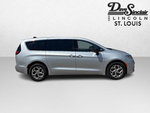 Used 2024 Chrysler Pacifica Limited w/ Trailer Tow Group AWD/4WD image 2