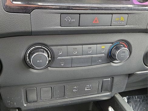Used 2024 Nissan Frontier SV image 27
