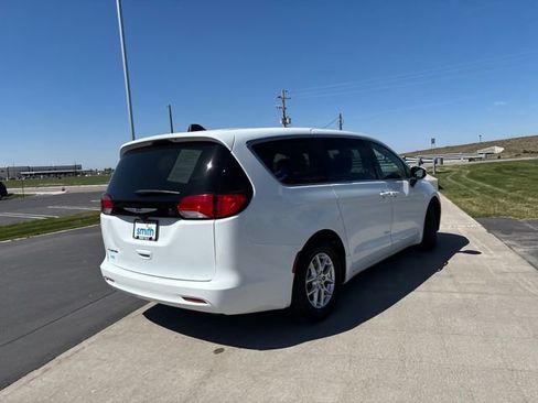 Used 2023 Chrysler Voyager LX FWD image 3