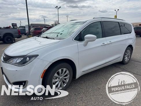 Used 2018 Chrysler Pacifica Touring-L FWD image 1