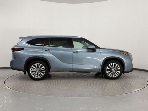 Used 2024 Toyota Highlander FWD image 8