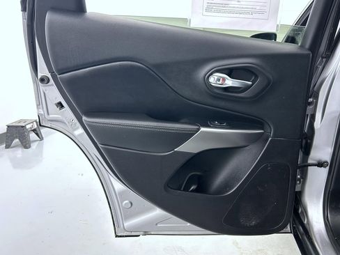 Used 2019 Jeep Cherokee Limited w/ Technology Group image 20