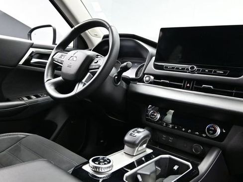 Used 2025 Mitsubishi Outlander AWD image 14