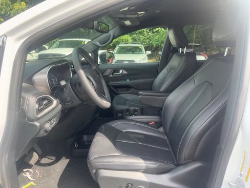 Used 2025 Chrysler Pacifica Select AWD/4WD image 18
