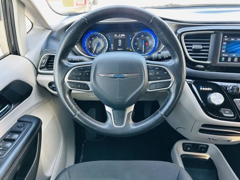 Used 2020 Chrysler Pacifica Touring w/ Cold Weather Group image 13