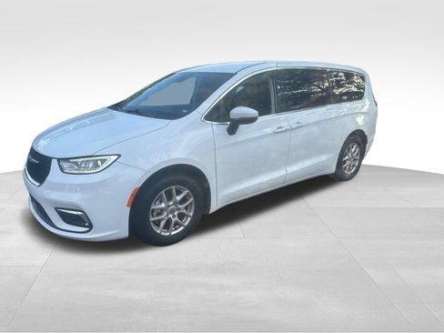 Used 2023 Chrysler Pacifica Touring-L FWD image 3