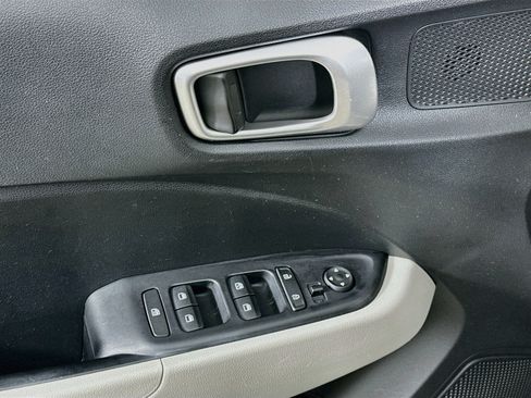 Used 2025 Hyundai Venue SEL FWD image 15